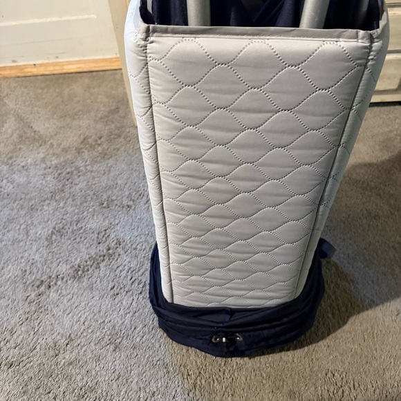 Nuna Pack and Play Travel Crib w/ Mattress & Carry Bag – Navy – Clean - Picture 4 of 9